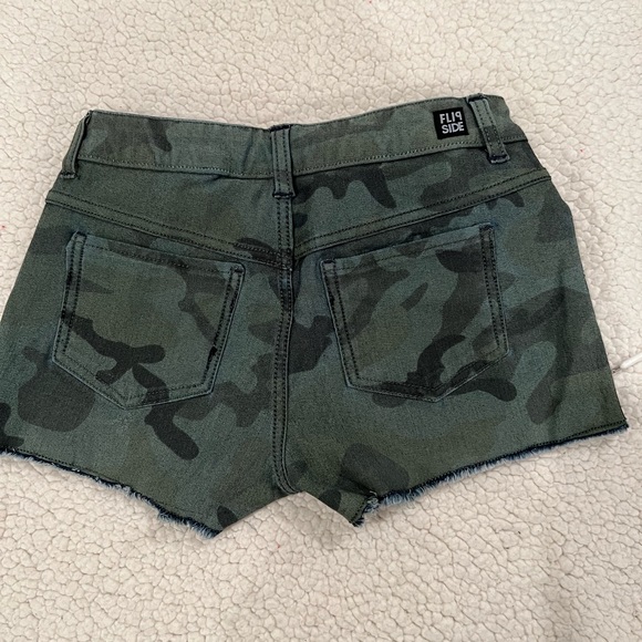 Womens Reversible Shorts Flip Side Distressed Blue Denim And Green Camo Size 5 - Picture 5 of 9